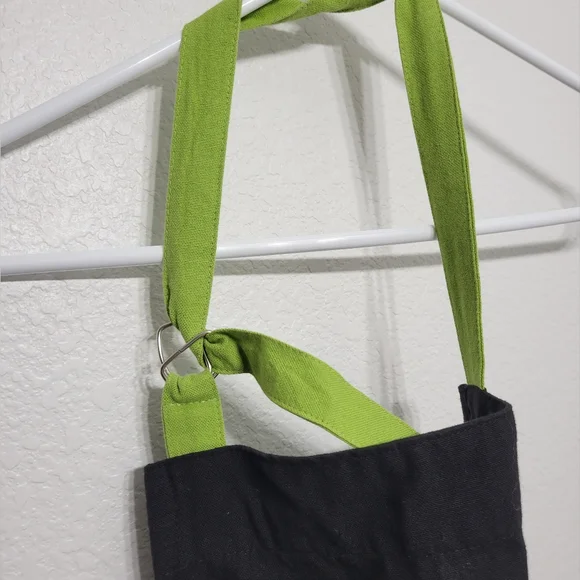 "Queen Of Everything" Kitchen Apron with pockets - Picture 4 of 5